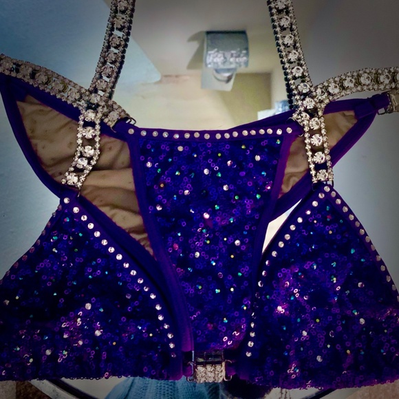 Amina Bikini - Picture 2 of 4